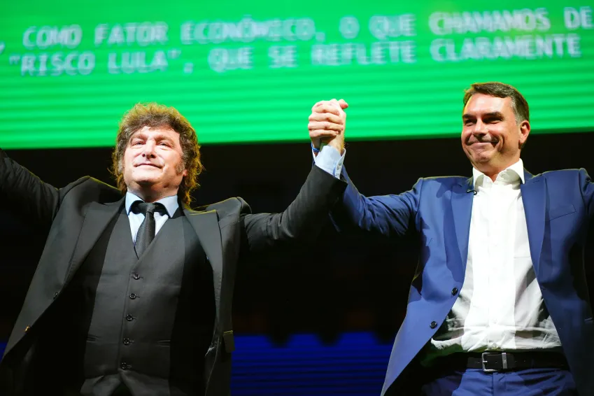 Javier Milei apoia Flávio Bolsonaro e volta a atacar Lula